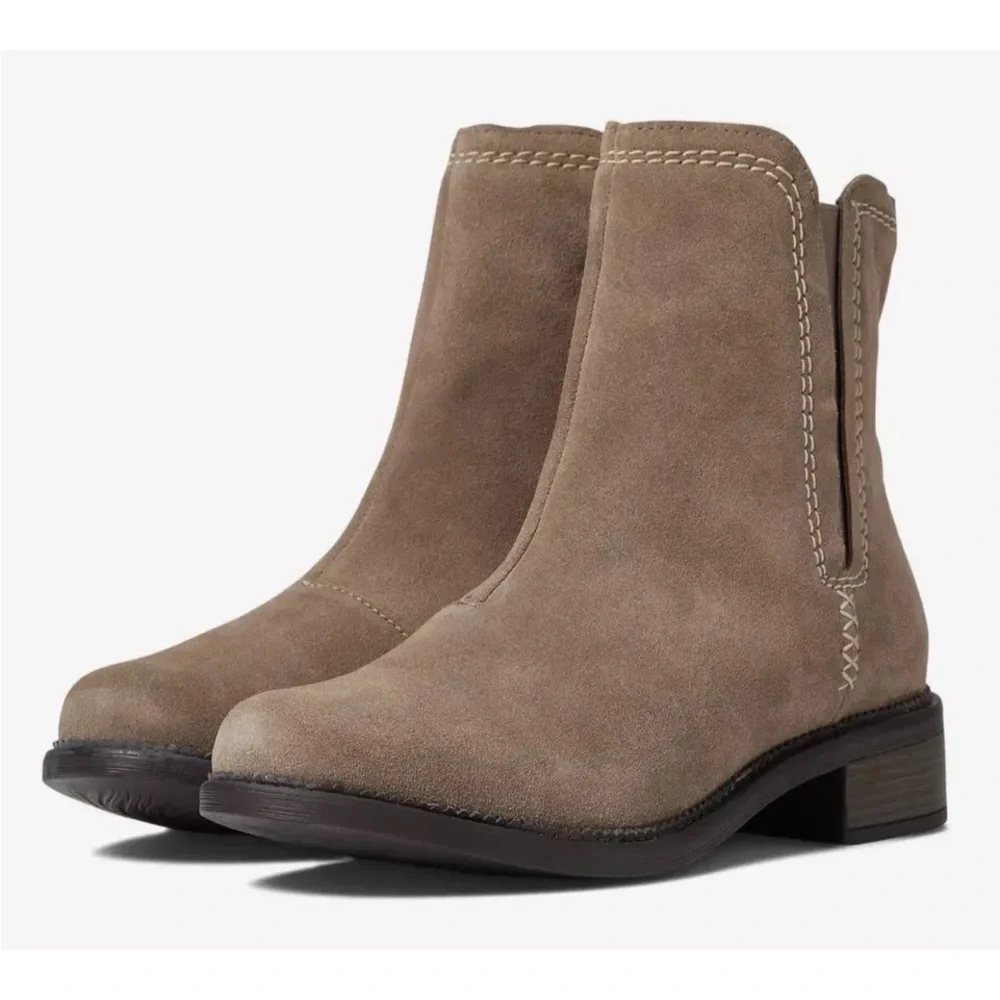 Clark’s‎ Tan Suede May Booties Sz. 6